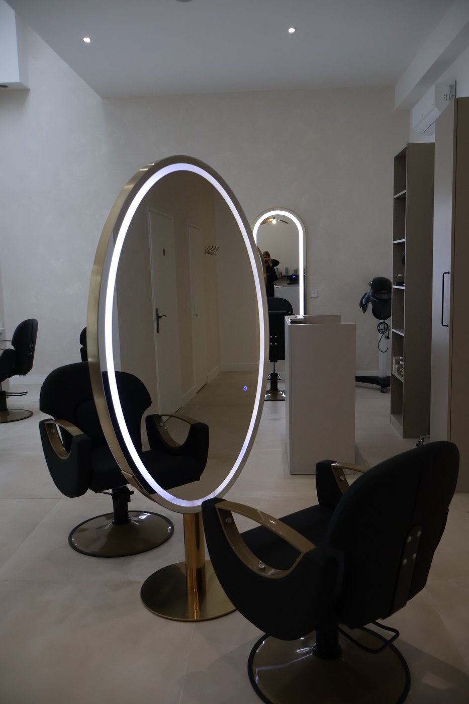 Espace AURA Women — grand miroir ovale doré rétroéclairé