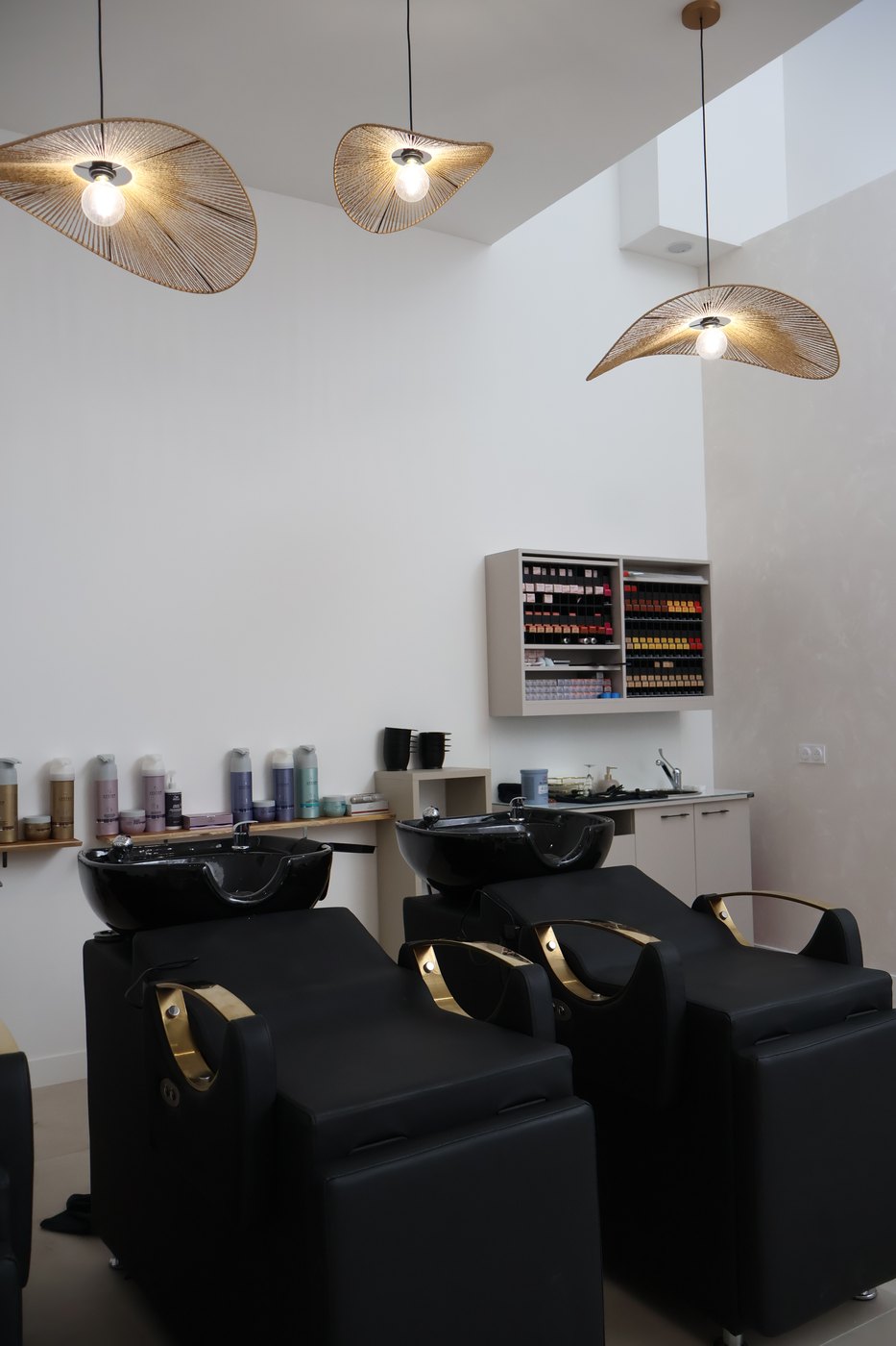 Espace AURA Women — bacs de lavage et luminaires en fibre naturelle